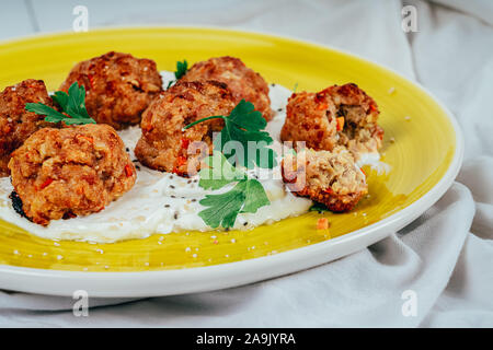 Süßes Schwein Frikadellen mit Joghurt und Petersilie Stockfoto