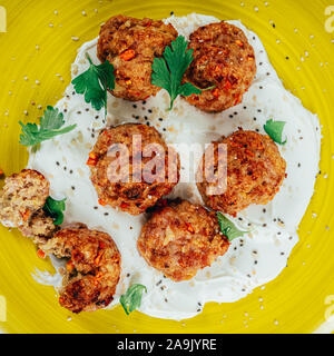 Süßes Schwein Frikadellen mit Joghurt und Petersilie Stockfoto