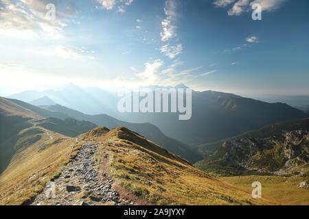 Gipfel in den Bergen der Hohen Tatra bei Sonnenaufgang. Die Tatra sind die höchsten Gipfel der Karpaten auf die polnisch-slowakische Grenze. Stockfoto