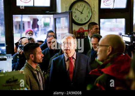 Halle, Deutschland. 16 November 2019, Sachsen-Anhalt, Halle (Saale): Reiner Haseloff (CDU), Ministerpräsident von Sachsen-Anhalt, wird von Izzet Cagac (l), der frühere Betreiber der "Kiez-Döner" Snack Bar empfangen. Die Snack Bar, eine der Szenen in der rechten Terroranschlag in Halle (Saale), öffnet offiziell seine Türen. Die Snackbar werden gehören zu den Mitarbeitern, die während des Angriffs gearbeitet. Foto: Alexander Prautzsch/dpa Quelle: dpa Picture alliance/Alamy Leben Nachrichten Quelle: dpa Picture alliance/Alamy leben Nachrichten Stockfoto