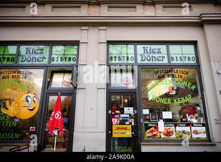 Halle, Deutschland. 16 November 2019, Sachsen-Anhalt, Halle (Saale): Die Schaufenster der Snack Bar 'Kiez-Döner' am Tag der Wiedereröffnung. Die Snack Bar, eine der Szenen in der rechten Terroranschlag in Halle (Saale), öffnet offiziell seine Türen. Die Snackbar werden gehören zu den Mitarbeitern, die während des Angriffs gearbeitet. Foto: Alexander Prautzsch/dpa Quelle: dpa Picture alliance/Alamy Leben Nachrichten Quelle: dpa Picture alliance/Alamy leben Nachrichten Stockfoto