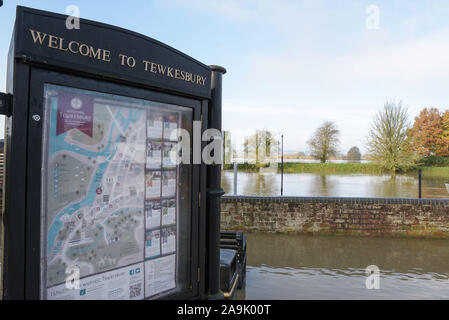Stroud, Gloucestershire, UK. 16. November 2019. Tewkesbury Town Center sind betroffen von schweren Überschwemmungen wie der Fluss Avon hat die Ufer. Flusspegel steigen weiter und werden voraussichtlich auf über 12 Meter über dem normalen Fluss Ebenen am späten Samstag Nachmittag zu Spitze. Tewkesbury Abbey ist durch Hochwasser wieder einmal in den Touristen beliebten Hotspot umgeben. Pic 16/11/2019 berücksichtigt. Credit: Sam Urlaub/Alamy leben Nachrichten Stockfoto