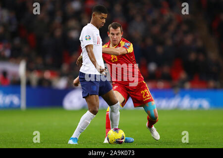 Marcus Rashford von England und Branislav Jankovic von Montenegro in Aktion - England v Montenegro, UEFA Euro 2020 Qualifikation - Gruppe A, Wembley Stadion, London, Großbritannien - 14 November 2019 Editorial nur verwenden Stockfoto