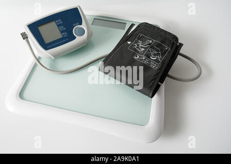 Ein Implantierbarer Cardioverter/Defibrillator oder ICD Herzschrittmacher mit Leitungen und Modem zur Fernüberwachung zu Hause. Das Gerät sendet Daten an das Krankenhaus auf einer Stockfoto