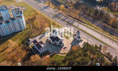 Flug mit Blick auf die Stadt und die Kirche der Erhöhung des Heiligen Kreuzes. Stadt Minsk, Weißrussland Stockfoto