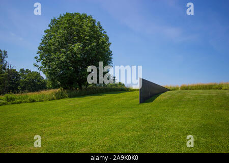 Schunnemunk Gabel, eine verrostete Stahl Skulptur von Richard Serra. Auf dem Rasen an Storm King Art Center, Hudsun Tal, Windsor, New York. Stockfoto