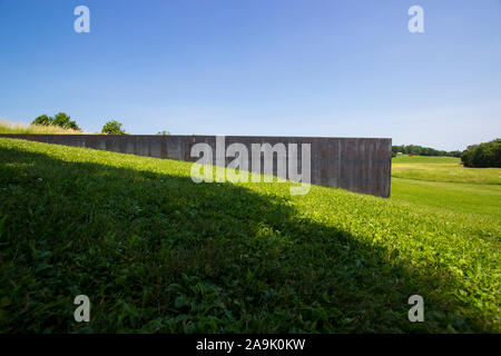 Schunnemunk Gabel, eine verrostete Stahl Skulptur von Richard Serra. Auf dem Rasen an Storm King Art Center, Hudsun Tal, Windsor, New York. Stockfoto