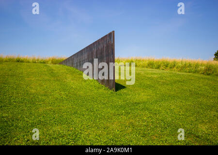 Schunnemunk Gabel, eine verrostete Stahl Skulptur von Richard Serra. Auf dem Rasen an Storm King Art Center, Hudsun Tal, Windsor, New York. Stockfoto