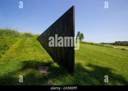 Schunnemunk Gabel, eine verrostete Stahl Skulptur von Richard Serra. Auf dem Rasen an Storm King Art Center, Hudsun Tal, Windsor, New York. Stockfoto