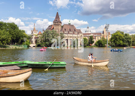 Die Burg von Vajdahunyad Budapest mit zwei jungen Mädchen in Ruderboot Stockfoto