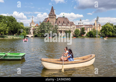 Die Burg von Vajdahunyad Budapest mit zwei jungen Mädchen in Ruderboot Stockfoto