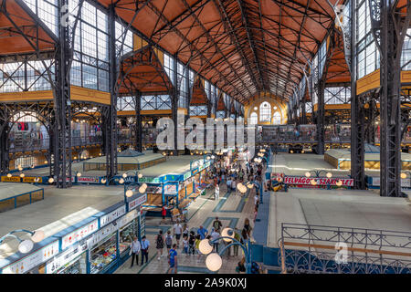 Shoppinng Menschen Große Markthalle in Budapest, Ungarn, Stockfoto