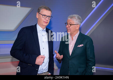 Von links: Günther Jauch, TV-Moderatorin, Marcel Reif, Sportkommentator, 'Maischberger. die Woche', Talkshow, WDR/ARD, 13.11.2019. | Verwendung weltweit Stockfoto