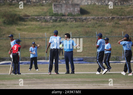 Kathmandu, Nepal. 16 Nov, 2019. Sachin Tendulkar, die Indische Cricket Legende, ein Botschafter des guten Willens der UNICEF, wird dargestellt, während die freundlichen Cricket Match organisiert den 30. Jahrestag der UN-Konvention über die Rechte des Kindes in Kathmadnu, Nepal am 16. November, 2019 Mark. Credit: Dipen Shrestha/ZUMA Draht/Alamy leben Nachrichten Stockfoto