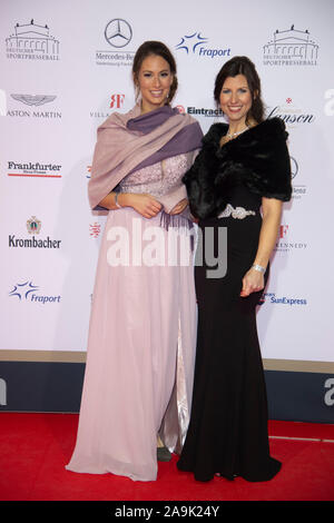 Carolin BOSBACH, Links, Moderator, Stefanie HARRER, Moderator, roter Teppich, Red Carpet Show, 38. Deutschen Sport drücken Sie die Kugel in der Alten Oper Frankfurt, 09.11.2019. | Verwendung weltweit Stockfoto