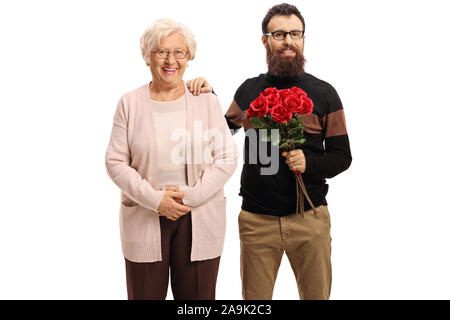 Ältere Frau und einem jüngeren Mann mit einem Strauß roter Rosen auf weißem Hintergrund Stockfoto