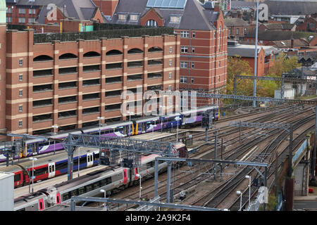 Nord- und Cross Country wwu, Voyager und Pacer Züge auf Plattformen im Bahnhof Leeds an der östlichen Seite der Bahnhof von oben gesehen. Stockfoto