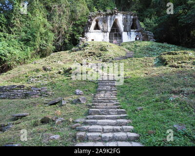PALENQUE, MEXIKO IM FEBRUAR 2018: Malerische Tempel auf Blättrig Kreuz Pyramide an der alten Maya Nationalpark in der mexikanischen Stadt im Dschungel Landschaften Stockfoto