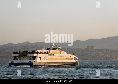 Izmir, Türkei - März 2, 2019: Foca namens Dampfschiff auf Izmir Golf mit Passagieren. Stockfoto