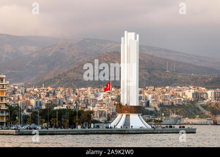 Izmir, Türkei - 2. März 2019: Atatürk Denkmal Blick aus Meer an Karsiyaka Izmir. Stockfoto