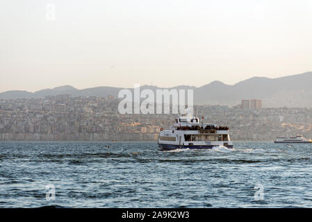 Izmir, Türkei - März 2, 2019: Foca namens Dampfschiff auf Izmir Golf mit Passagieren. Stockfoto