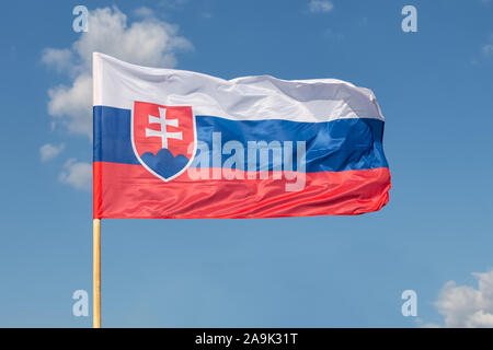 Slowakischen nationalen Flagge schwenkten auf Wind am blauen Himmel Hintergrund Stockfoto