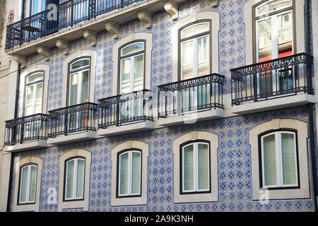 Fassade eines typischen Gebäude in der Altstadt von Lissabon in Portugal. Stockfoto