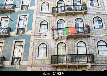 Fassade eines typischen Gebäude in der Altstadt von Lissabon in Portugal. Stockfoto