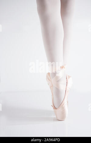 Detail der Beine und Füße mit rosa satin spitzenschuhe von einem klassischen Ballerina auf Zehenspitzen Stockfoto