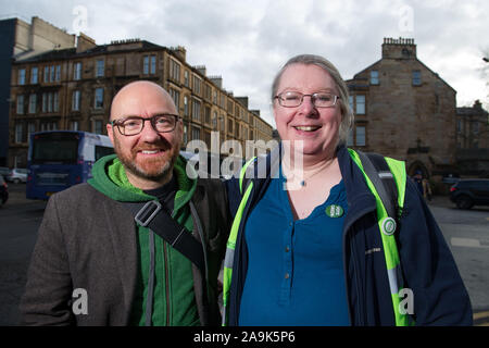 Glasgow, UK. 16 Nov, 2019. Bild: (links) Patrick Harvie MSP-Co-Leader der schottischen Grünen Partei, (rechts) Elaine Gallacher-Kandidaten. Foto op für das Scottish Green Party auf dem allgemeinen Wahlkampagne Trail. Patrick verbindet Aktivisten seiner Partei um die Nachbarschaft Tür klopfen und in Gesprächen mit den Anwohnern. Credit: Colin Fisher/Alamy leben Nachrichten Stockfoto