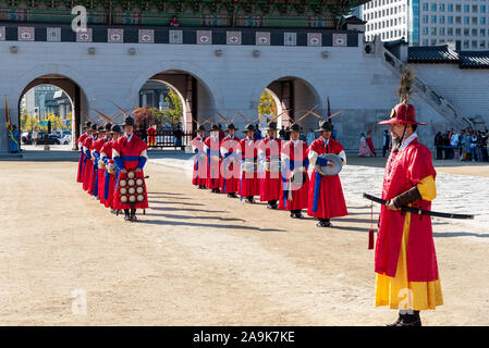 Seoul, Südkorea - November 04, 2019: Die Königliche Zeremonie Guard-Changing Gyeongbokgung Palast. Die königliche Guard-Changing Zeremonie ist eine große Chancen Stockfoto