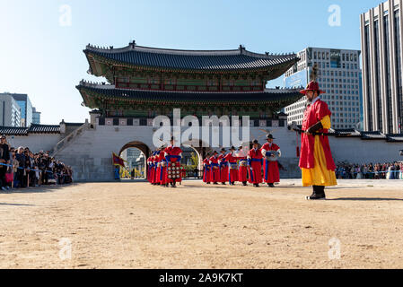 Seoul, Südkorea - November 04, 2019: Die Königliche Zeremonie Guard-Changing Gyeongbokgung Palast. Die königliche Guard-Changing Zeremonie ist eine große Chancen Stockfoto