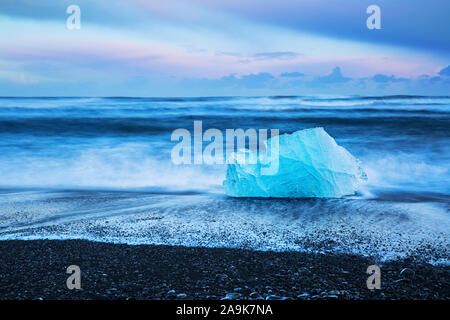 Island, berühmten schwarzen Strand mit Eisbergen auch als Diamond Beach bekannt, Gletscherlagune Jokulsarlon, schönen Abend Landschaft Stockfoto