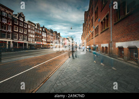 AMSTERDAM, NIEDERLANDE: Breite, geschäftige Damrak Straße, Allee zwischen dem Amsterdamer Hauptbahnhof und dem Dam Platz, Juni 19, 2019, Holland läuft Stockfoto