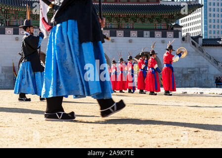 Seoul, Südkorea - November 04, 2019: Die Königliche Zeremonie Guard-Changing Gyeongbokgung Palast. Die königliche Guard-Changing Zeremonie ist eine große Chancen Stockfoto