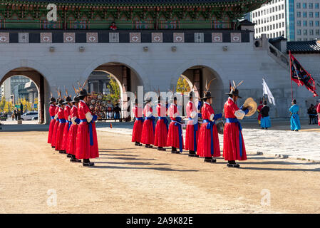 Seoul, Südkorea - November 04, 2019: Die Königliche Zeremonie Guard-Changing Gyeongbokgung Palast. Die königliche Guard-Changing Zeremonie ist eine große Chancen Stockfoto