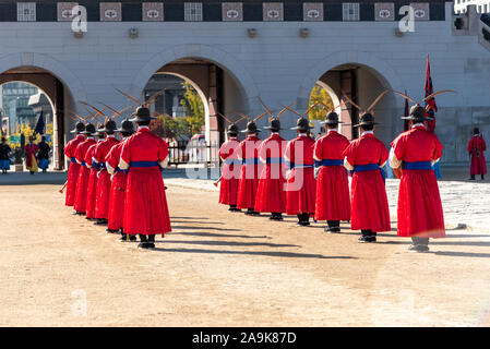Seoul, Südkorea - November 04, 2019: Die Königliche Zeremonie Guard-Changing Gyeongbokgung Palast. Die königliche Guard-Changing Zeremonie ist eine große Chancen Stockfoto
