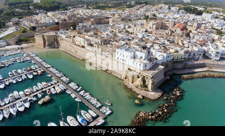 Luftaufnahme der Küstengebiete historische Stadt Otranto mit Schloss, Boote und Yachten in der Marina, Strandpromenade von Adria türkisfarbenem Wasser. Stockfoto