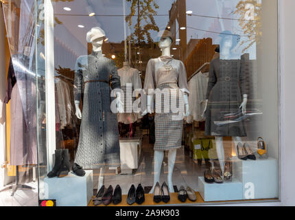 Seoul, Südkorea - November 04, 2019: Display modische Kleidung und Schuhe im Bekleidungsgeschäft in Yeouido Bezirk. Stockfoto