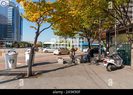 Seoul, Südkorea - November 04, 2019: Street Scene an Yeoeuido Bezirk. Es ist ein Seoul Main Finance und Investment Banking District. Stockfoto