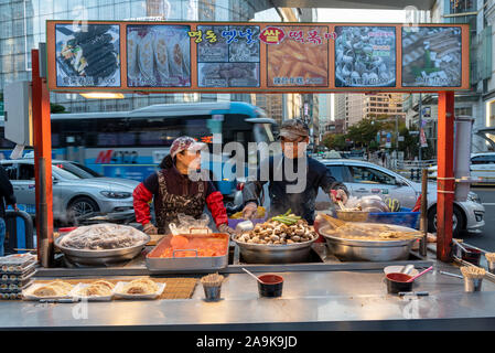 Seoul, Südkorea - November 04, 2019: Essen in Myeongdong Straße Marktstand. Myeong Dong Bezirk ist ein beliebtes Einkaufs- und Street Food Markt in S Stockfoto