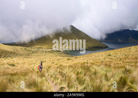 Anzeigen von misty Lagunas de Mojanda aus dem Fuya Fuya Trail, Otavalo, Ecuador Stockfoto