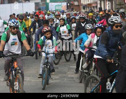 Kathmandu, Nepal. 16 Nov, 2019. Zyklus Mitfahrer beteiligen sich im ultimativen Heritage Zyklus Rallye in der Förderung des Fremdenverkehrs im Rahmen der Visit Nepal Jahr Kampagne 2020 in Kathmandu, Nepal, Nov. 16, 2019 organisiert. Nepal ist die Kennzeichnung 2020 als Besuchen Sie Nepal mit einem Ziel von 2 Millionen ausländischen Touristen begrüßen. Credit: Sunil Sharma/Xinhua/Alamy leben Nachrichten Stockfoto