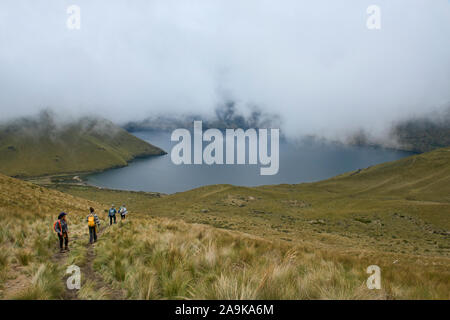 Anzeigen von misty Lagunas de Mojanda aus dem Fuya Fuya Trail, Otavalo, Ecuador Stockfoto