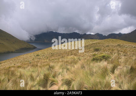 Anzeigen von misty Lagunas de Mojanda aus dem Fuya Fuya Trail, Otavalo, Ecuador Stockfoto