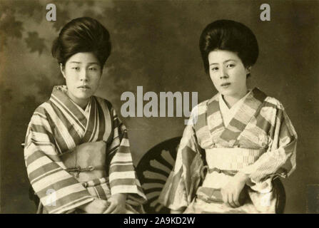 Porträt von zwei Japanerinnen in Kimonos Stockfoto