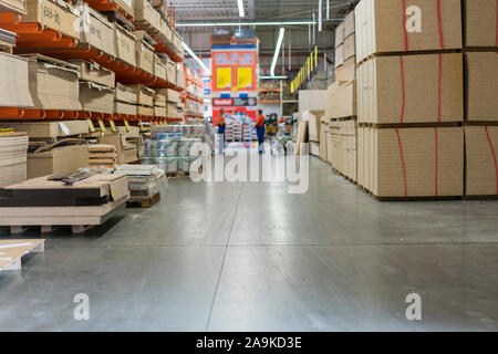 Lager Baum. Paletten mit Holz- Platten in einem Lager oder in einem Hangar. Schnittholz Produktion. Stockfoto