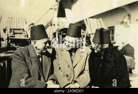 Zwei Männer und eine Frau mit einem fez Hut, Dänemark Stockfoto