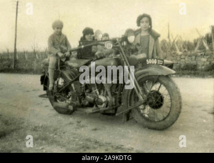 Familie Gruppe auf ein Motorrad mit Beiwagen Stockfoto