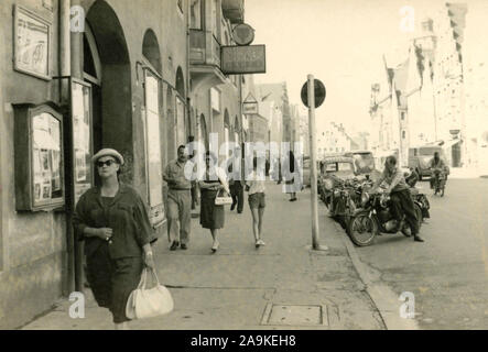 Menschen zu Fuß in den Straßen von Ingolstadt, Deutschland Stockfoto